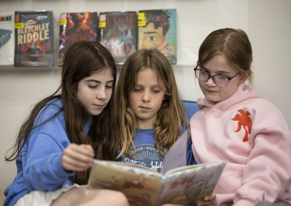 3 girls reading together
